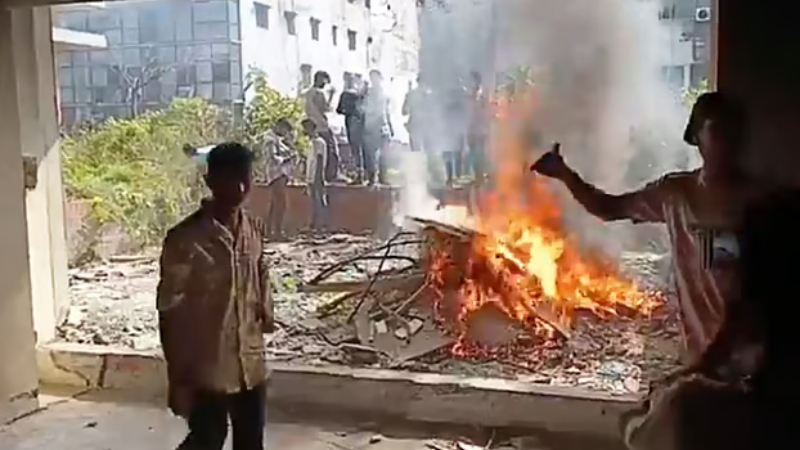 আওয়ামী লীগের কেন্দ্রীয় কার্যালয়ে আগুন ও ভাঙচুর